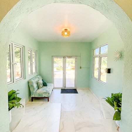 Golden Palms House Bed & Breakfast Nassau Dış mekan fotoğraf