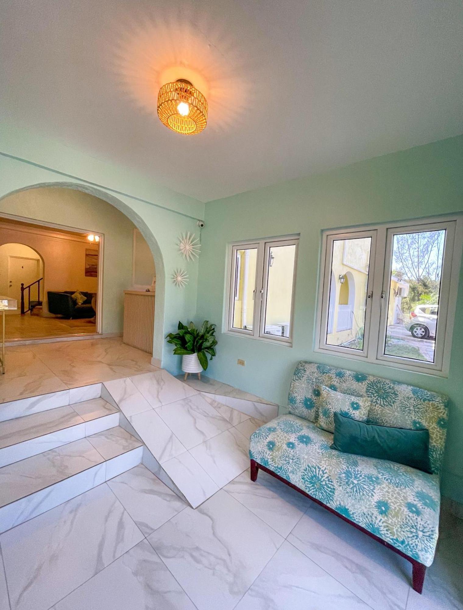 Golden Palms House Bed & Breakfast Nassau Dış mekan fotoğraf