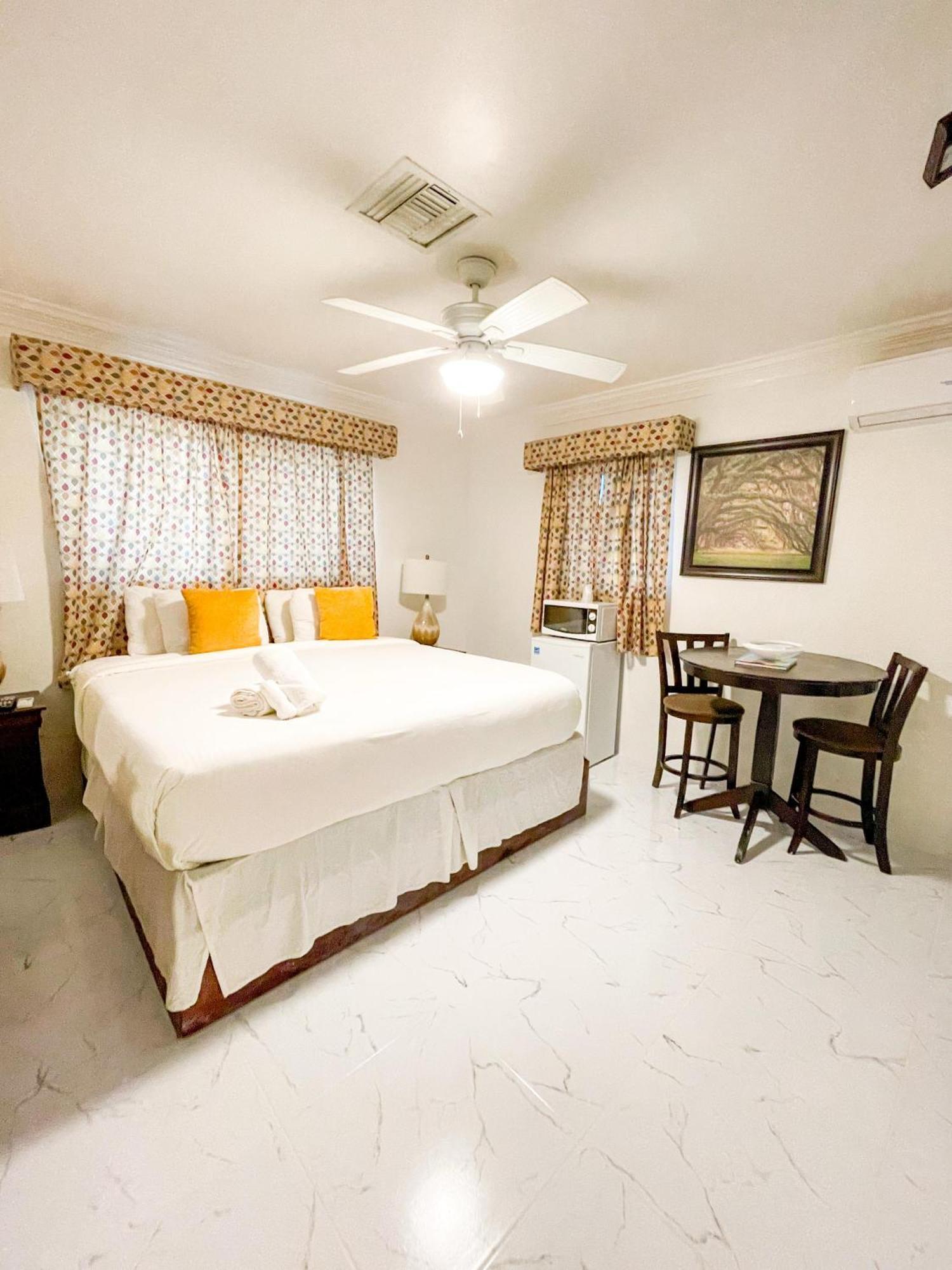 Golden Palms House Bed & Breakfast Nassau Dış mekan fotoğraf
