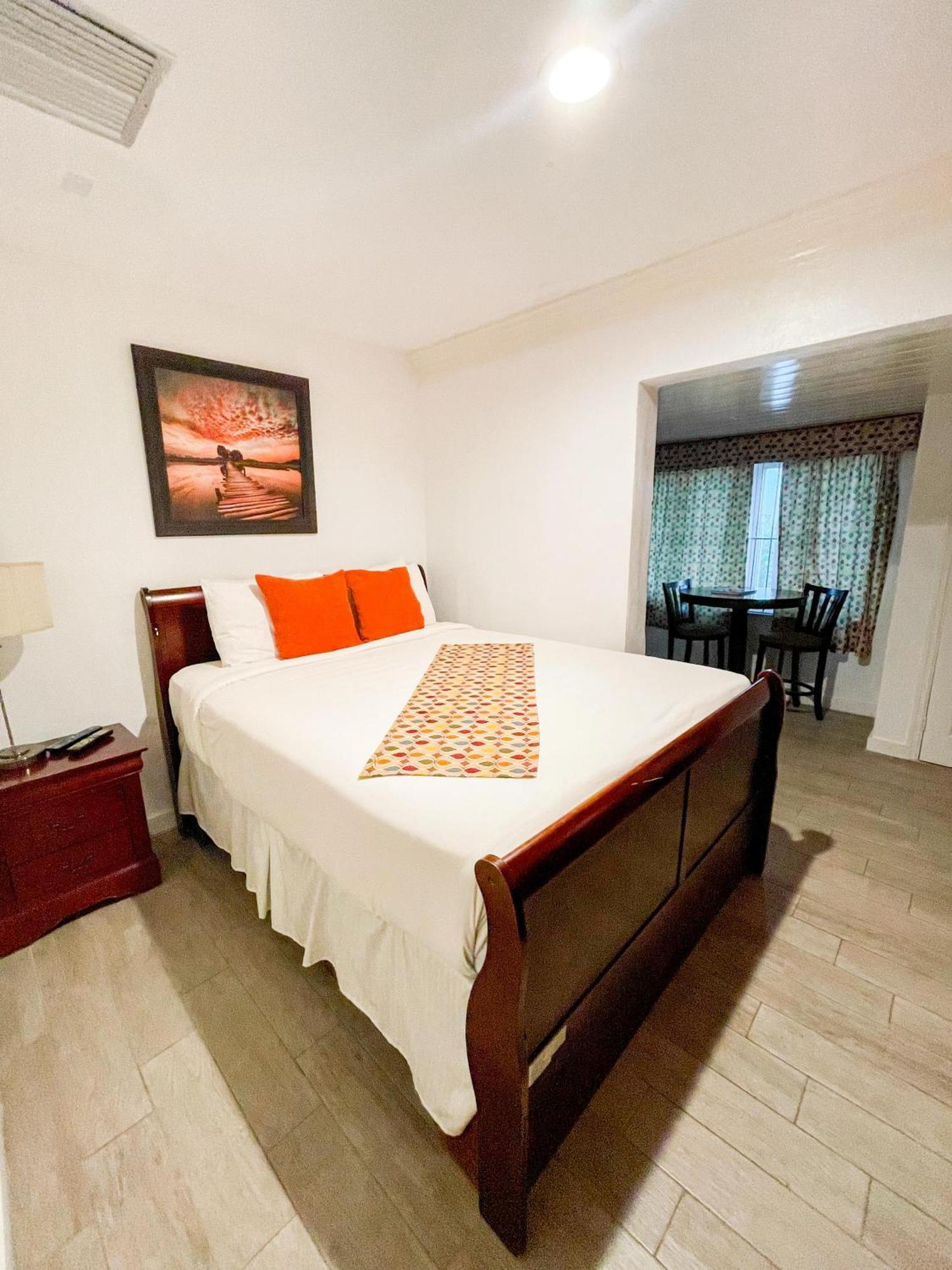 Golden Palms House Bed & Breakfast Nassau Dış mekan fotoğraf